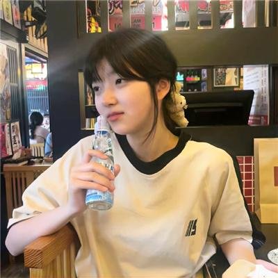 捷运上的女孩